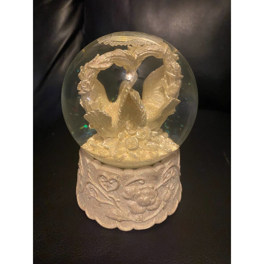 The Sanfrancisco Music Box Co.Two Doves Snow Globe Music Box